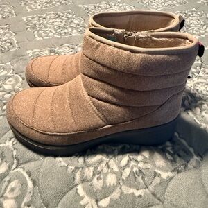 New Bzees tan quilted ankle boots sz 7.5m